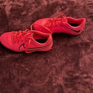 💞Big girls hot pink Nike Tiempo cleats💞